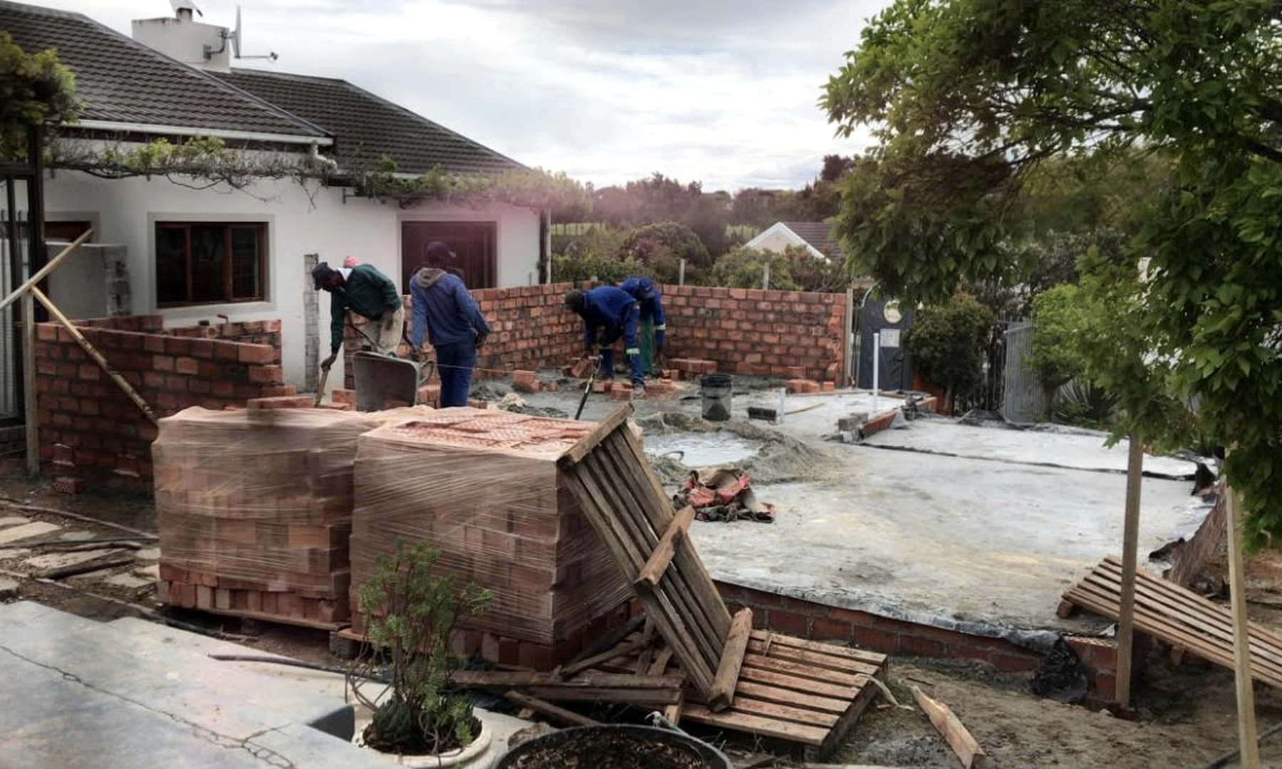 The Smith Build team laying brickwork on a residential site